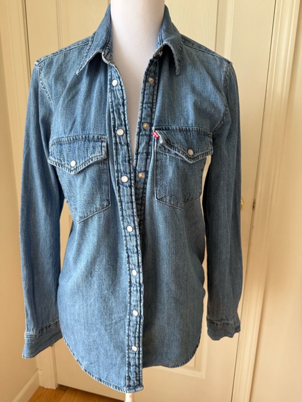 Levi’s Denim Button Down Shirt Women’s Small Western Chambray Snap Front